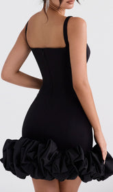 Schwarzes Kleid mit Rüschensaum